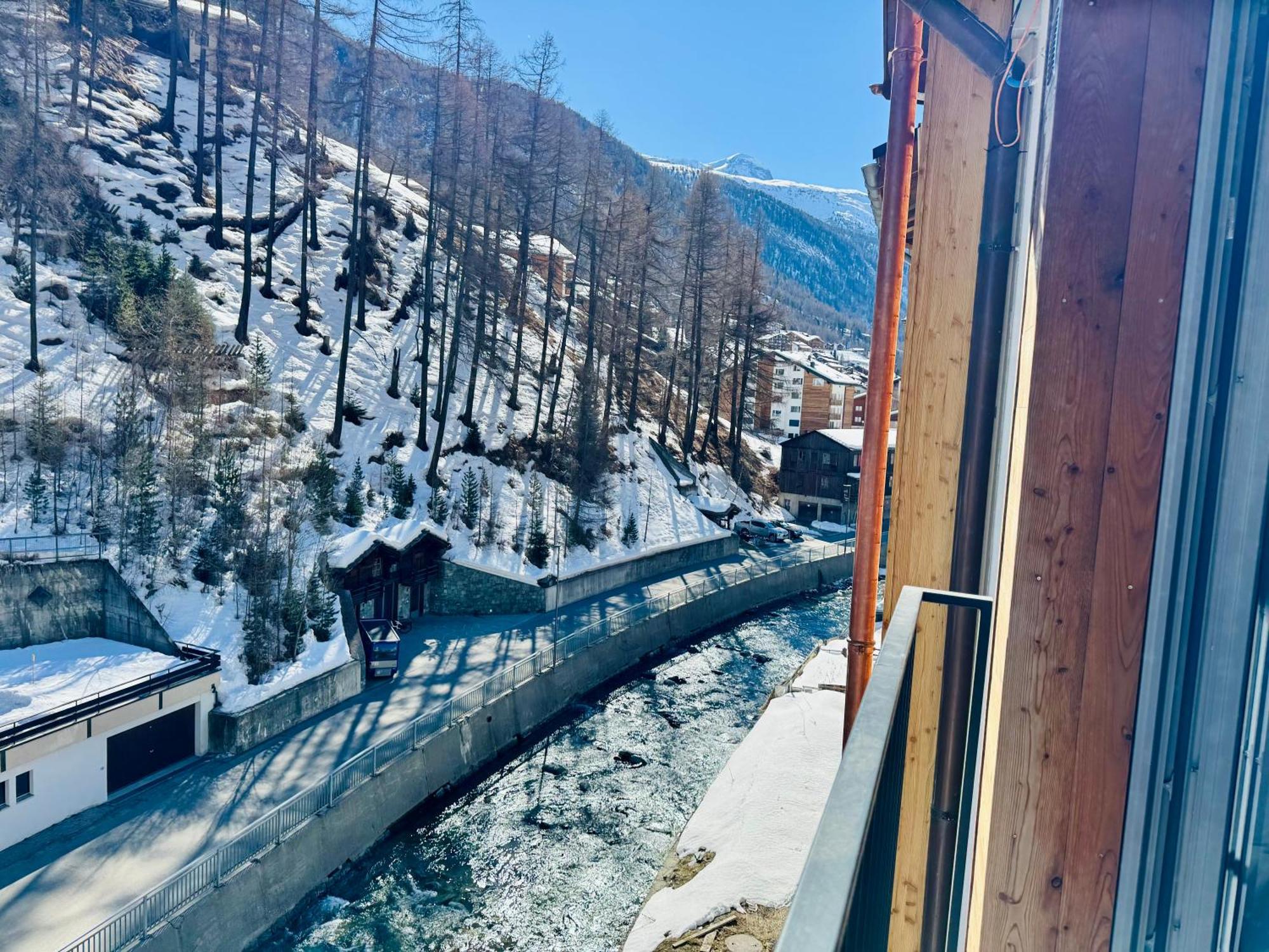 Peaky Riders Self Check-In Hotel Zermatt Room photo